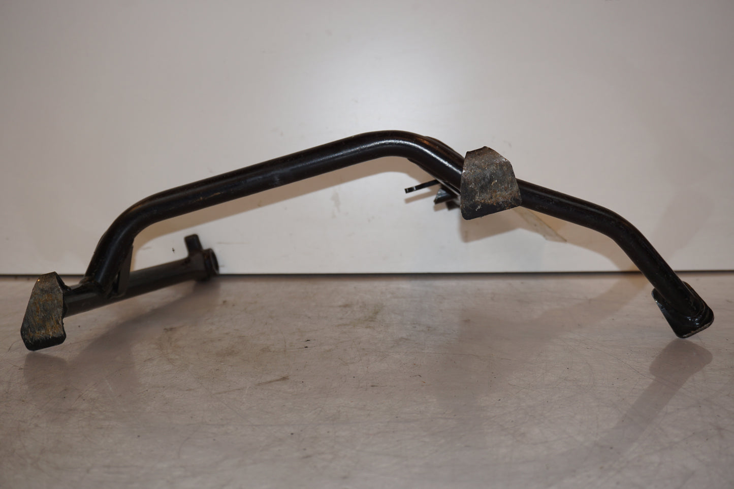 Baksidan på Centralstöd från en BMW F 800 GT -2013 motorcykel.