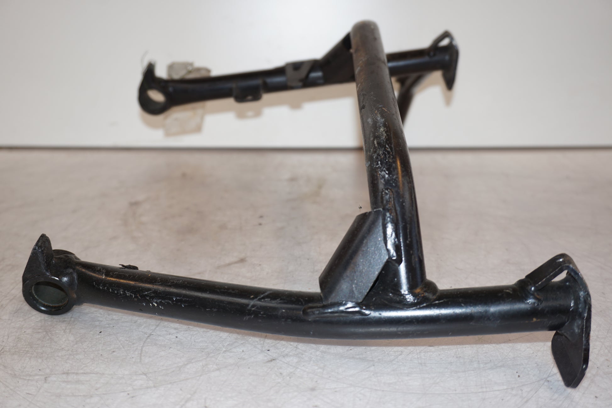 Höger sida på Centralstöd från en BMW F 800 GT -2013 motorcykel.