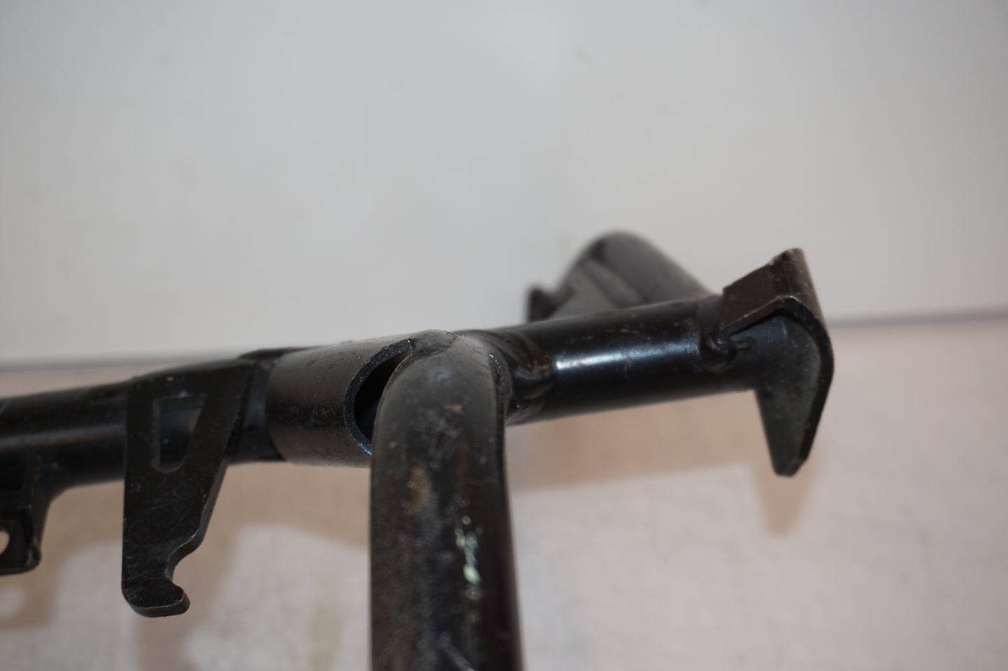 Vänster sida på Centralstöd från en BMW F 800 GT -2013 motorcykel.