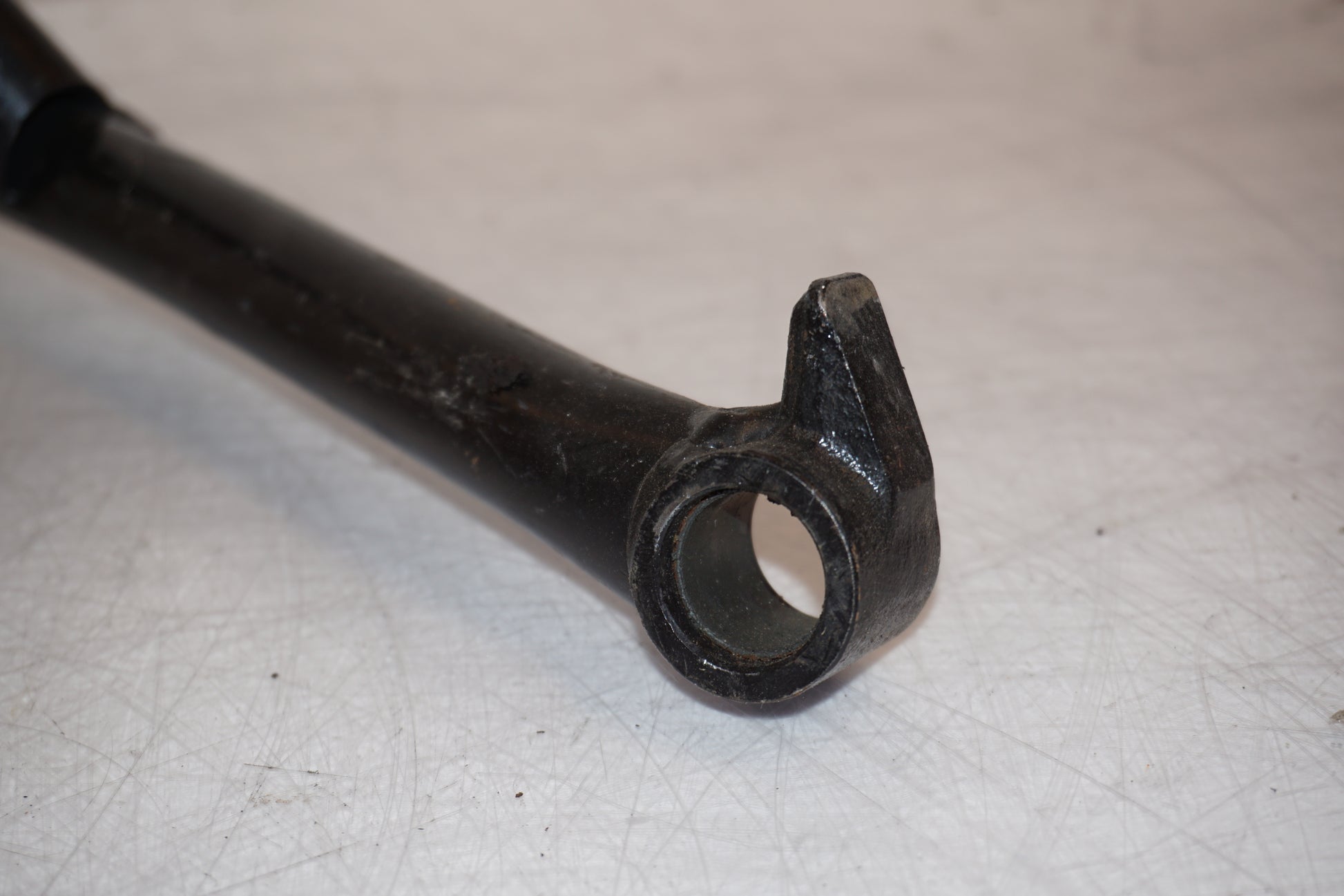 Snett nerifrån på Centralstöd från en BMW F 800 GT -2013 motorcykel.