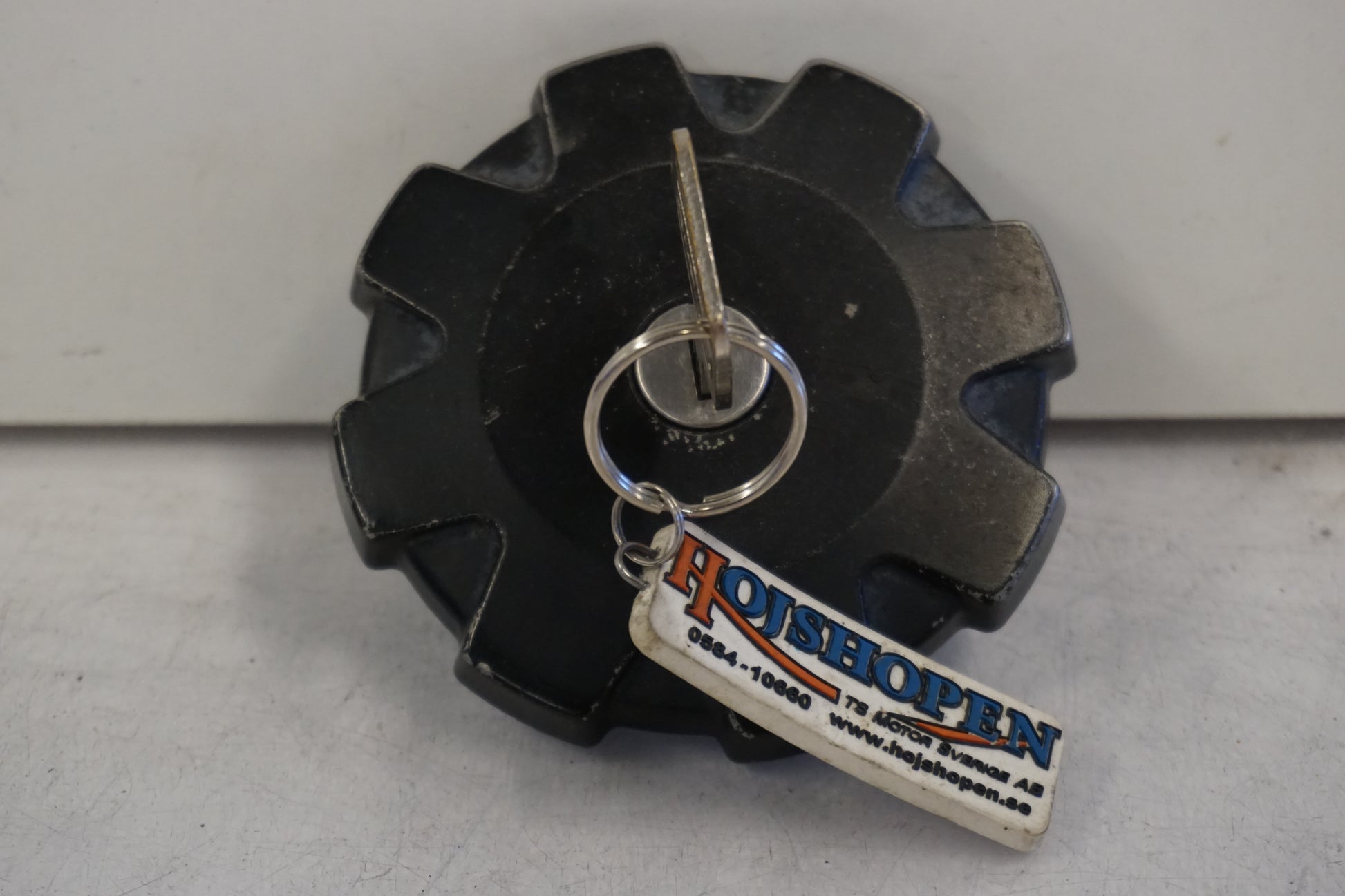 Framsidan på Tanklock från en Suzuki DR 650 -1993 motorcykel.