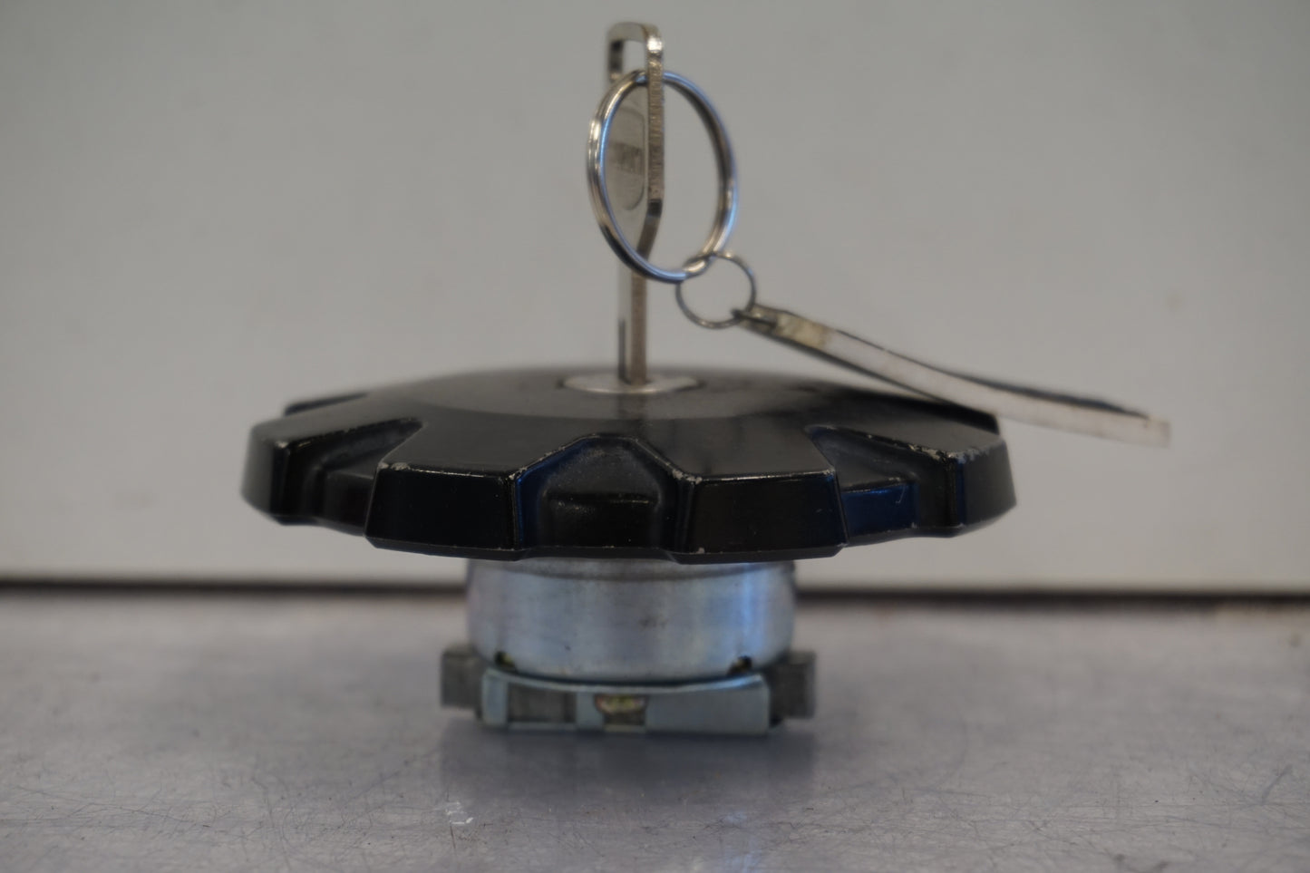 Baksidan på Tanklock från en Suzuki DR 650 -1993 motorcykel.