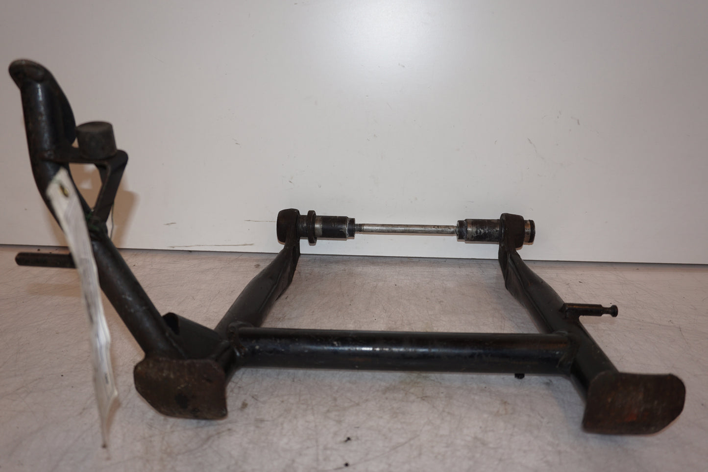 Baksidan på Centralstöd från en BMW R 850 R -1995 motorcykel.