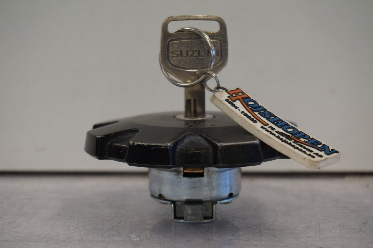 Höger sida på Tanklock från en Suzuki DR 650 -1993 motorcykel.