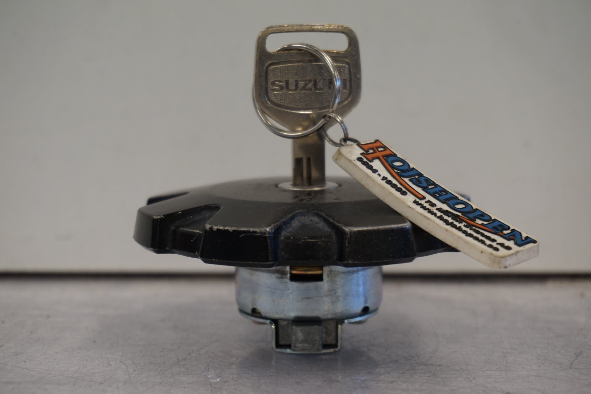 Höger sida på Tanklock från en Suzuki DR 650 -1993 motorcykel.