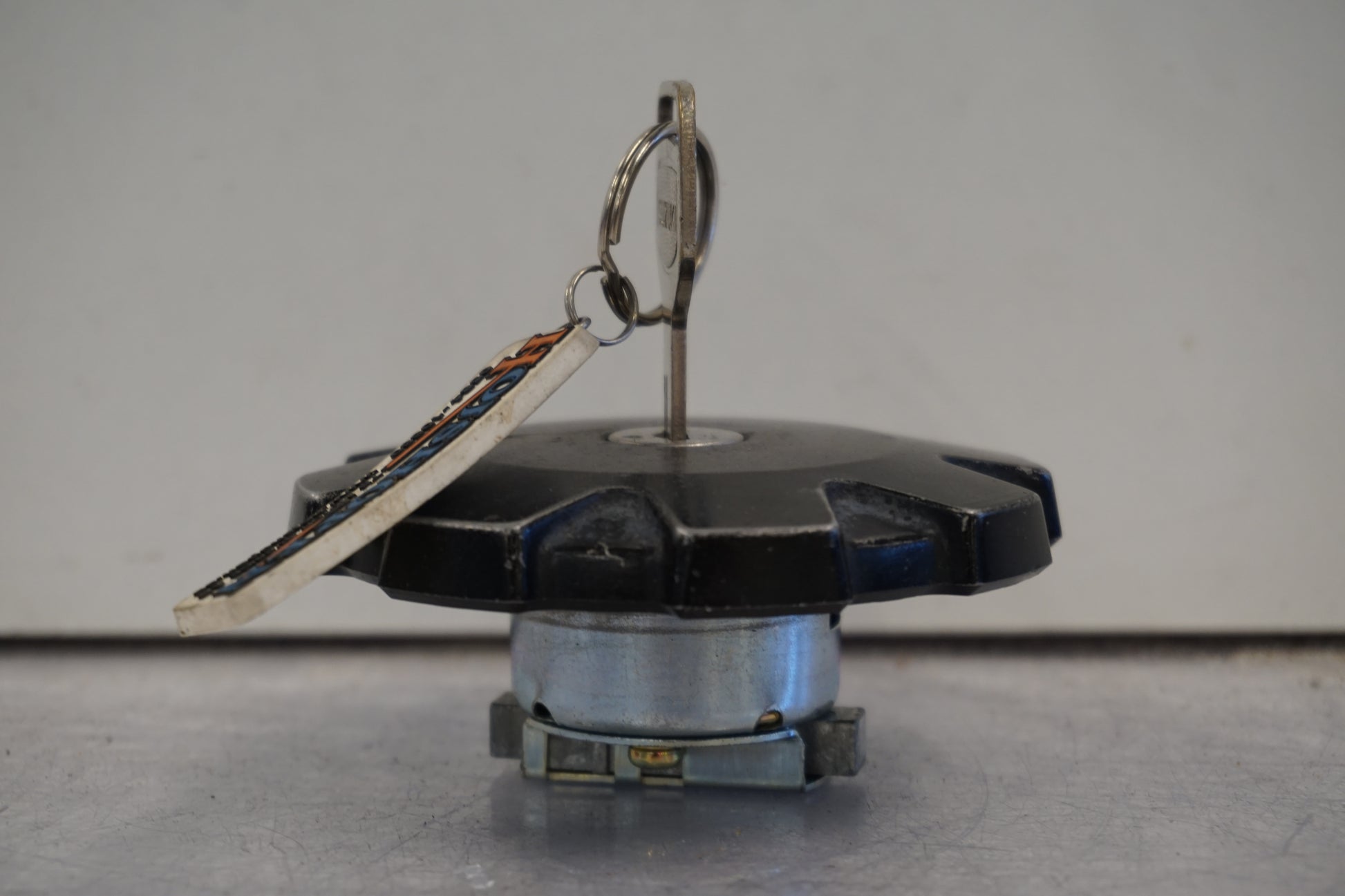 Vänster sida på Tanklock från en Suzuki DR 650 -1993 motorcykel.