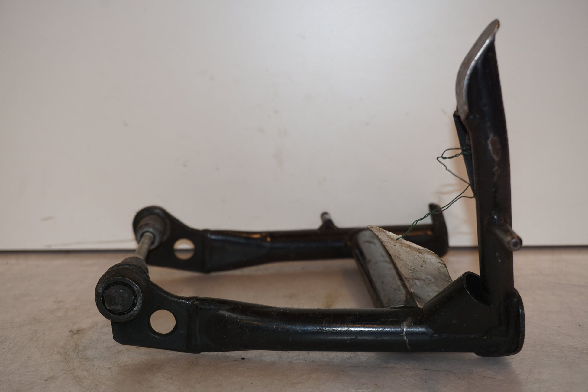 Vänster sida på Centralstöd från en BMW R 850 R -1995 motorcykel.