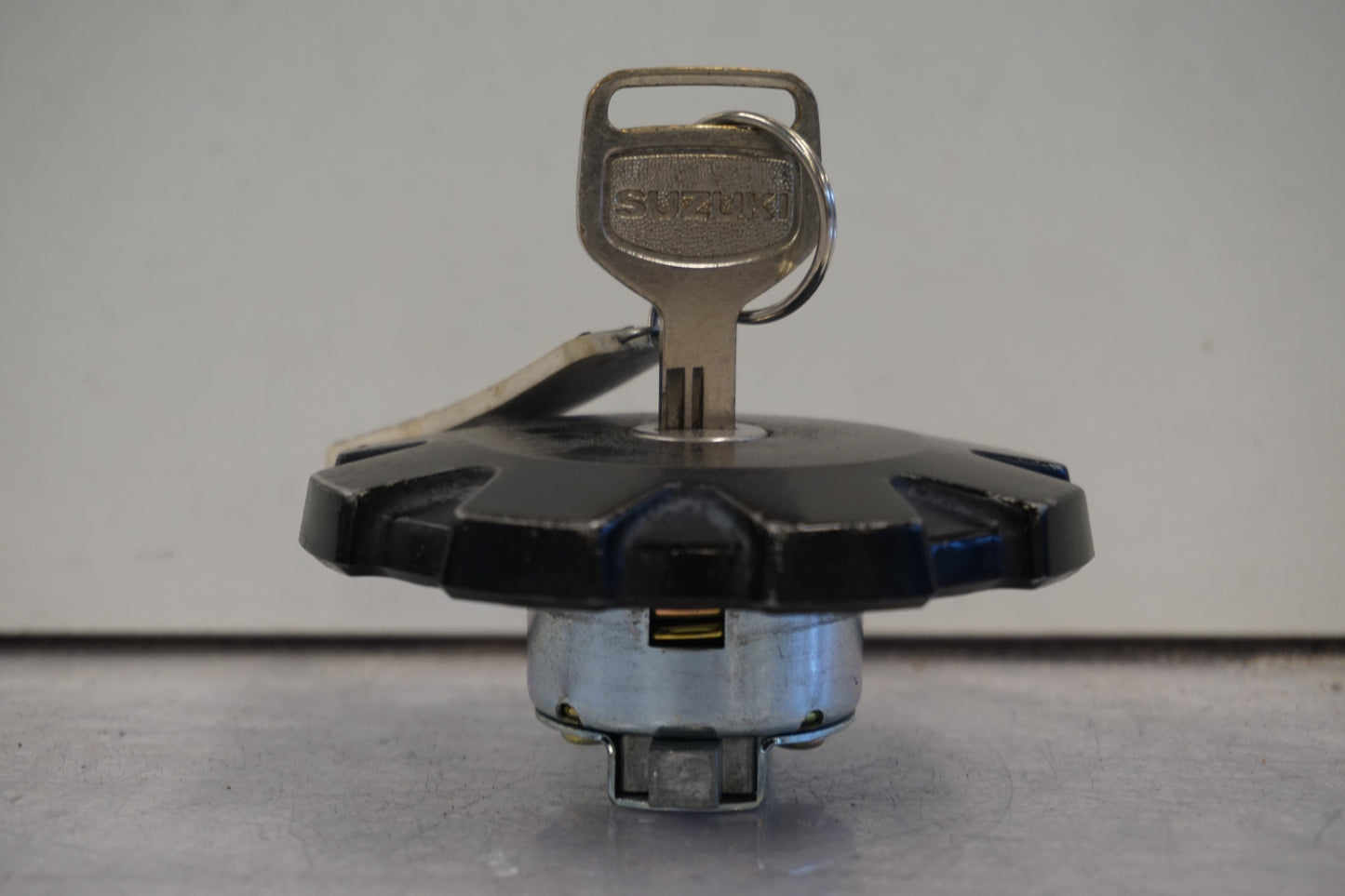 Snett uppifrån på Tanklock från en Suzuki DR 650 -1993 motorcykel.