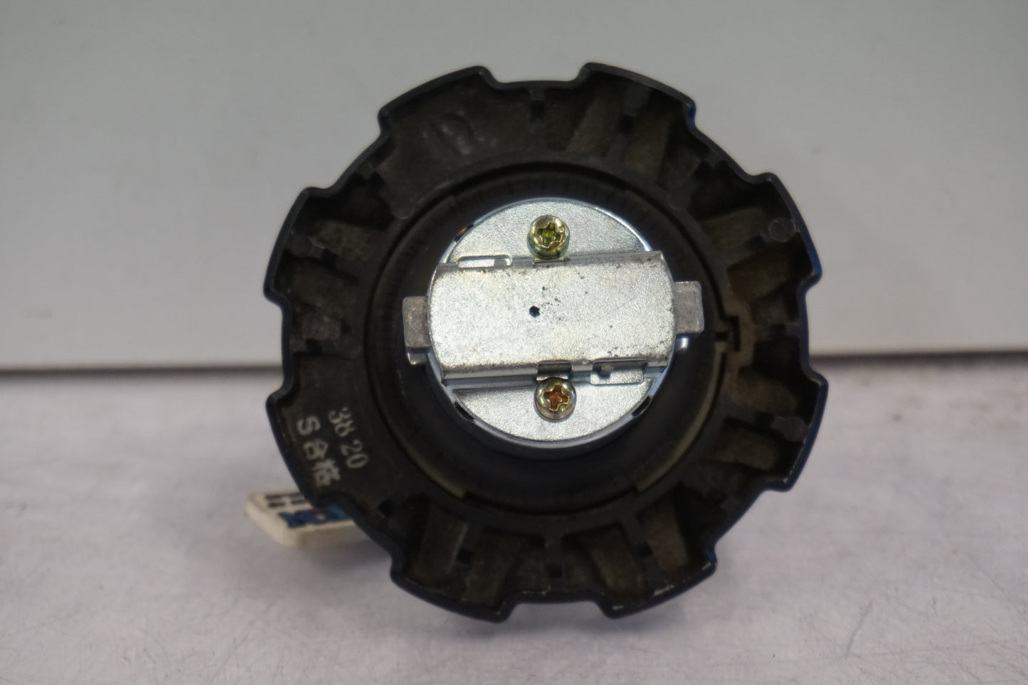 Snett nerifrån på Tanklock från en Suzuki DR 650 -1993 motorcykel.