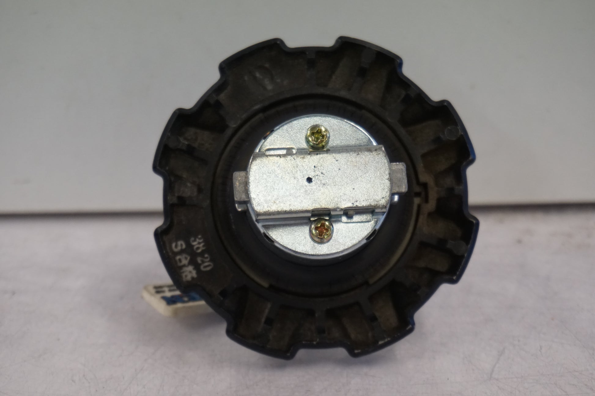 Snett nerifrån på Tanklock från en Suzuki DR 650 -1993 motorcykel.