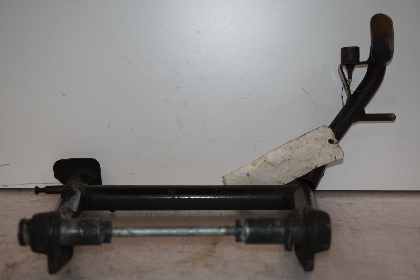 Snett nerifrån på Centralstöd från en BMW R 850 R -1995 motorcykel.