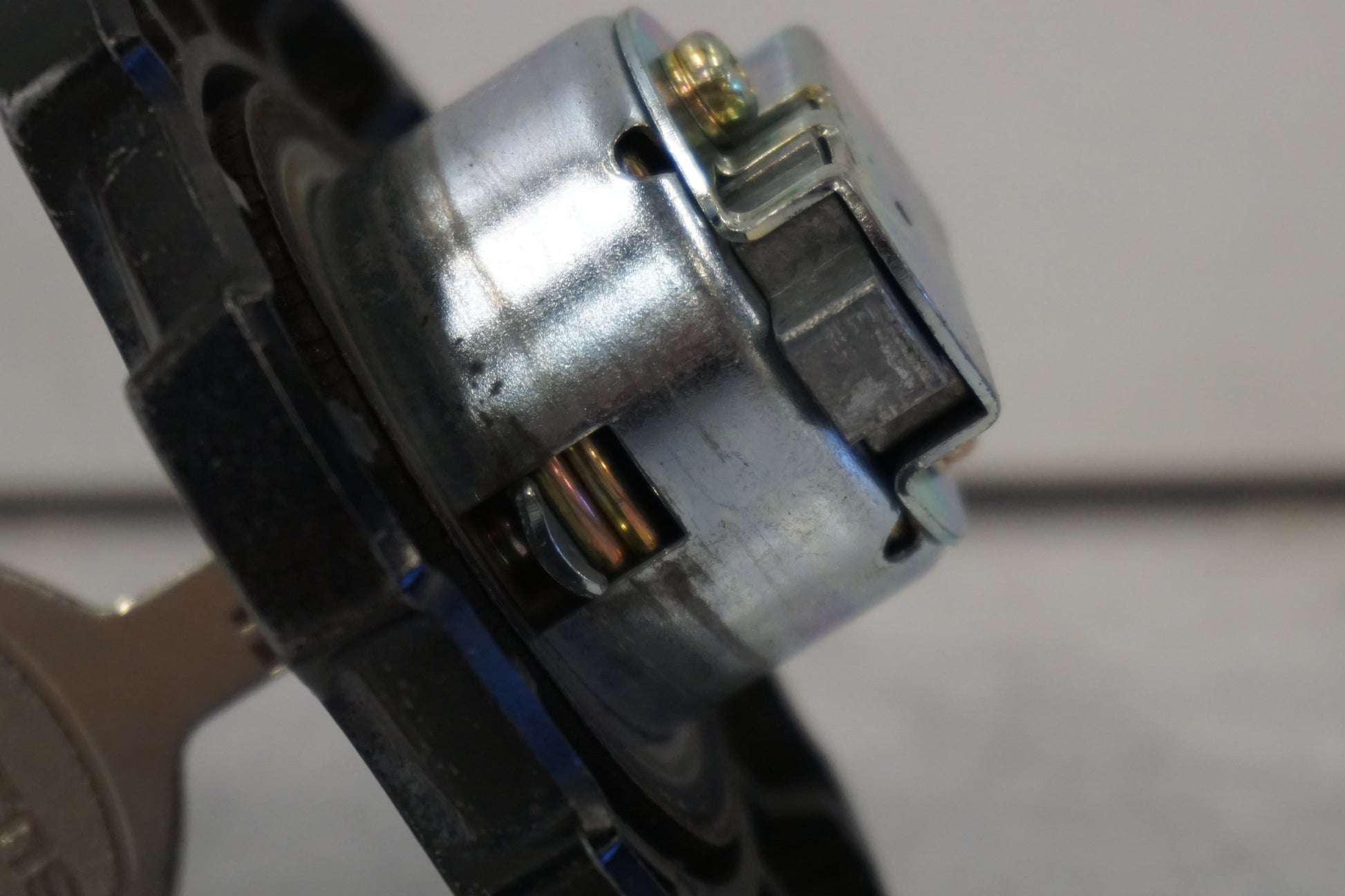 Extrabild1 på Tanklock från en Suzuki DR 650 -1993 motorcykel.