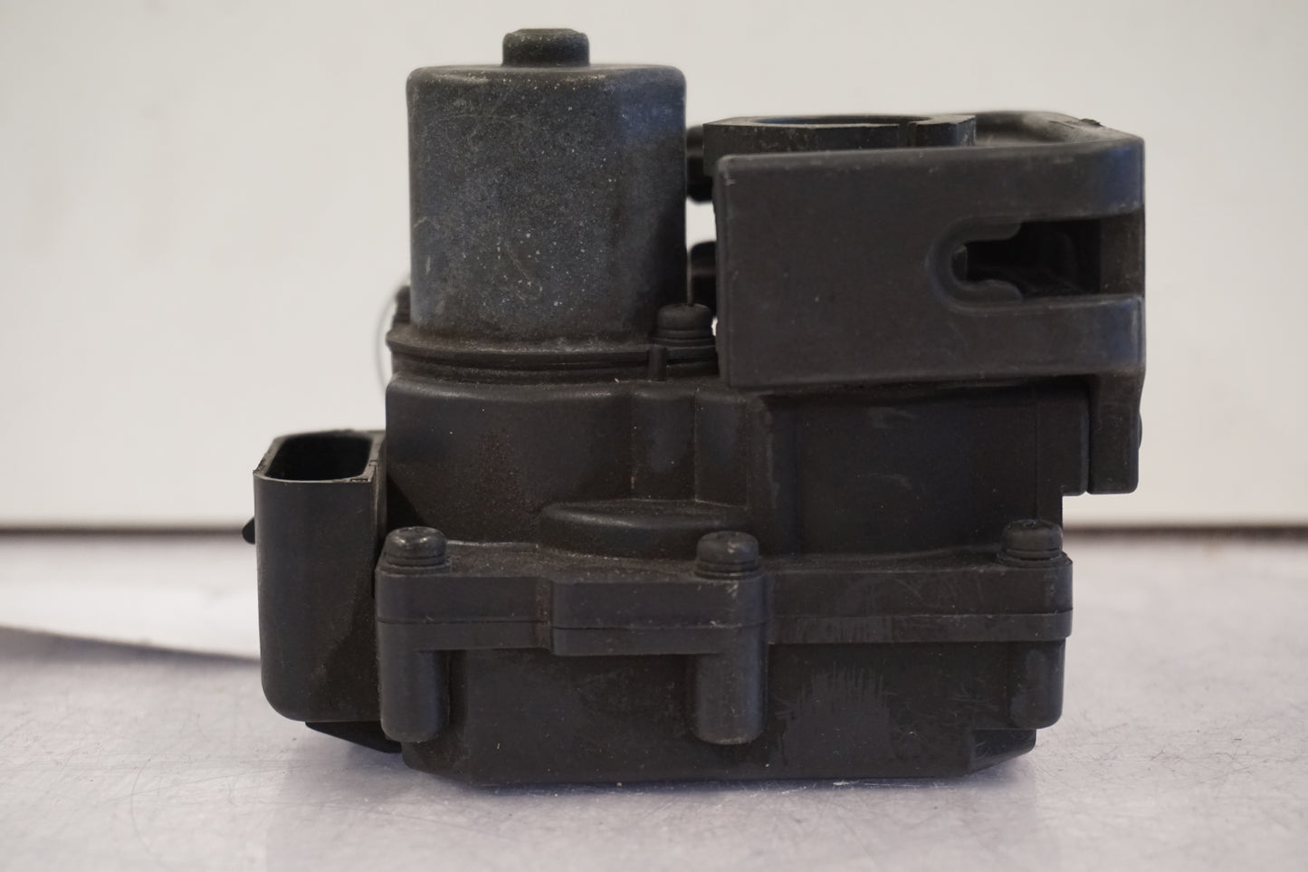 Höger sida på Avgasspjällmotor från en H-D Street Glide FLHX -2015 motorcykel.