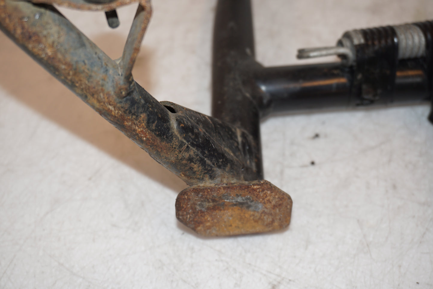 Vänster sida på Centralstöd från en BMW R 1150 RT -2003 motorcykel.