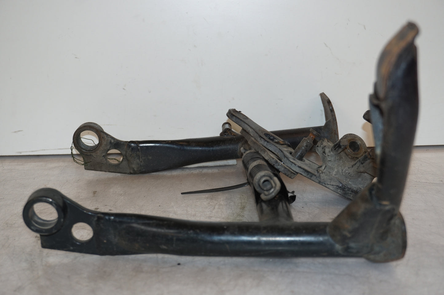 Snett nerifrån på Centralstöd från en BMW R 1150 RT -2003 motorcykel.