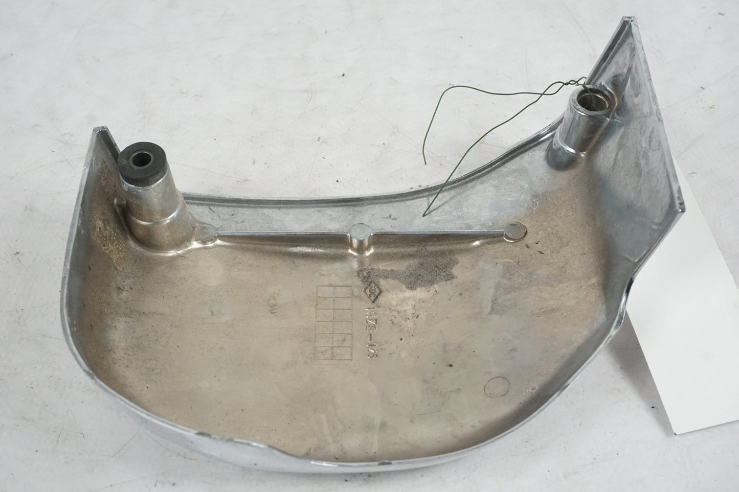 Vänster sida på Motorkåpa från en Suzuki VL 1500 -1998 motorcykel.