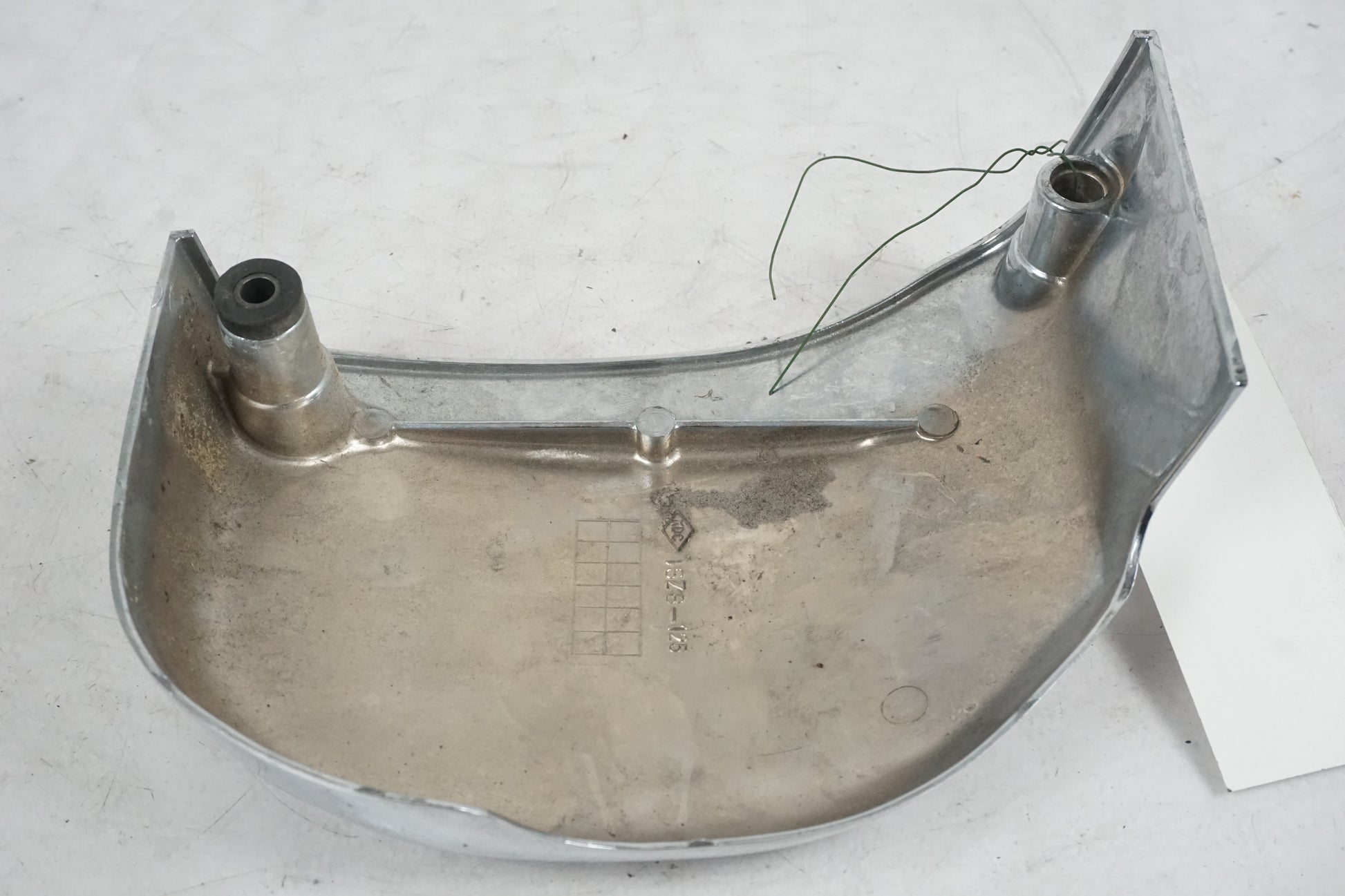 Vänster sida på Motorkåpa från en Suzuki VL 1500 -1998 motorcykel.