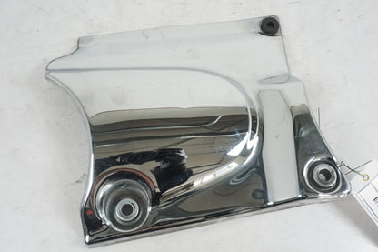 Framsidan på Motorkåpa från en Suzuki VL 800 -2001 motorcykel.