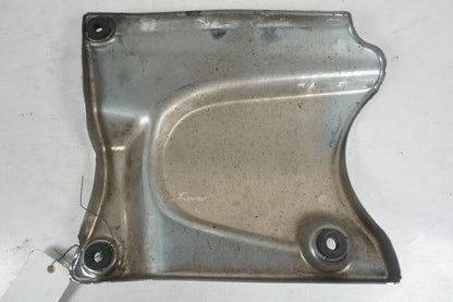 Snett nerifrån på Motorkåpa från en Suzuki VL 800 -2001 motorcykel.