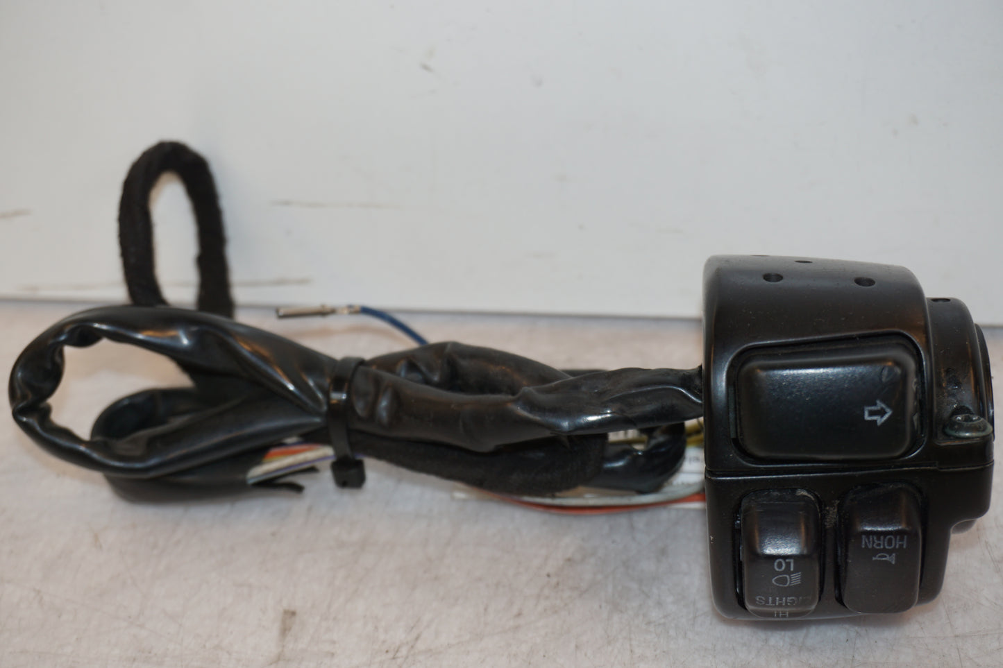 Framsidan på Styrelreglage från en H-D Dyna Low Rider FXDL -2004 motorcykel.