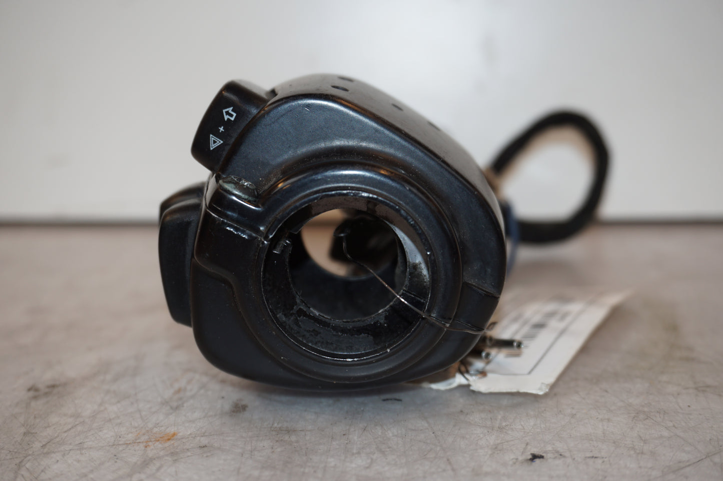 Snett uppifrån på Styrelreglage från en H-D Dyna Low Rider FXDL -2004 motorcykel.