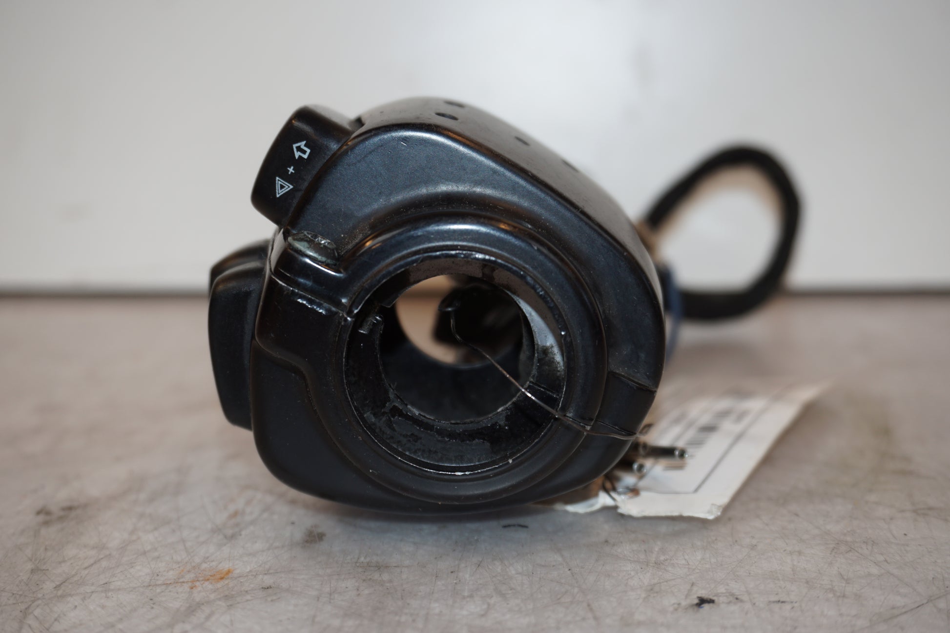 Snett uppifrån på Styrelreglage från en H-D Dyna Low Rider FXDL -2004 motorcykel.