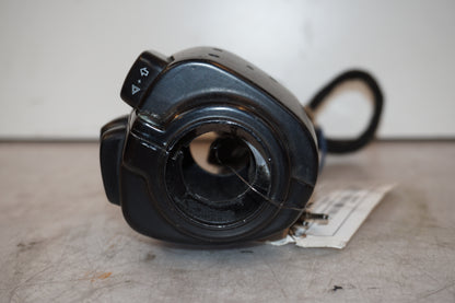 Snett uppifrån på Styrelreglage från en H-D Dyna Low Rider FXDL -2004 motorcykel.