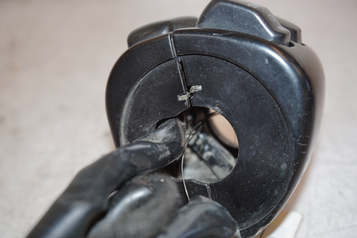 Snett nerifrån på Styrelreglage från en H-D Dyna Low Rider FXDL -2004 motorcykel.