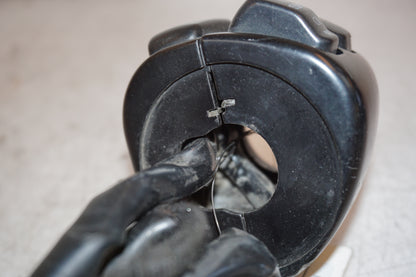 Snett nerifrån på Styrelreglage från en H-D Dyna Low Rider FXDL -2004 motorcykel.