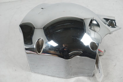 Baksidan på Motorkåpa från en Suzuki VL 1500 -1998 motorcykel.