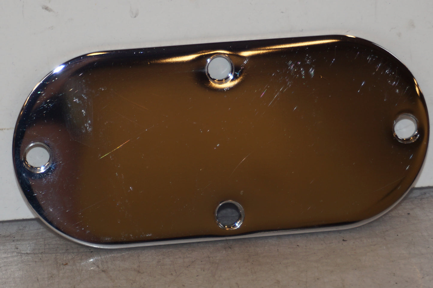 Framsidan på Kromplatta från en H-D FAT BOB fxfb -2011 motorcykel.