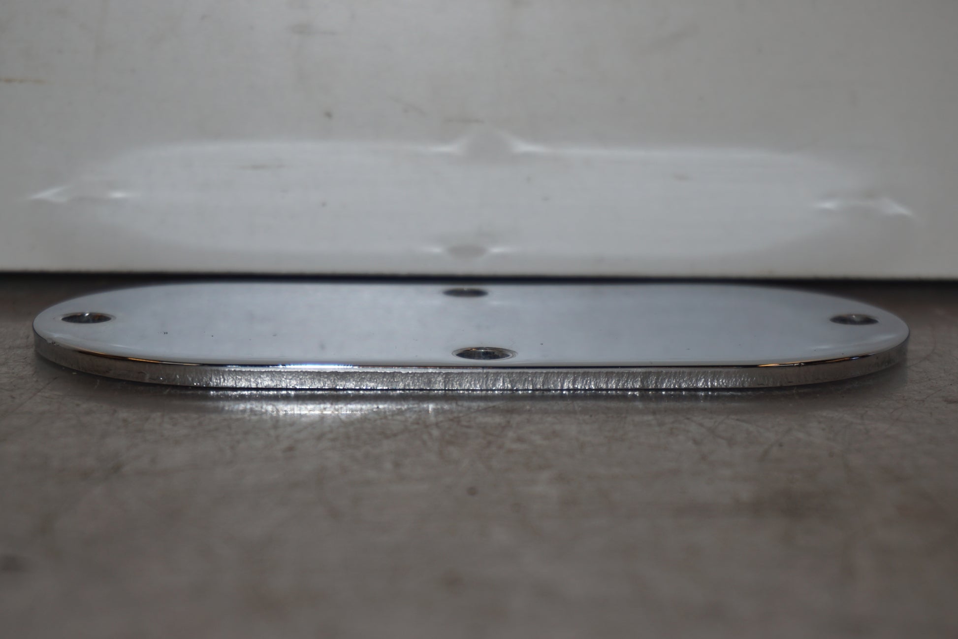 Baksidan på Kromplatta från en H-D FAT BOB fxfb -2011 motorcykel.