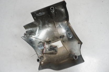 Snett nerifrån på Motorkåpa från en Suzuki VL 1500 -1998 motorcykel.