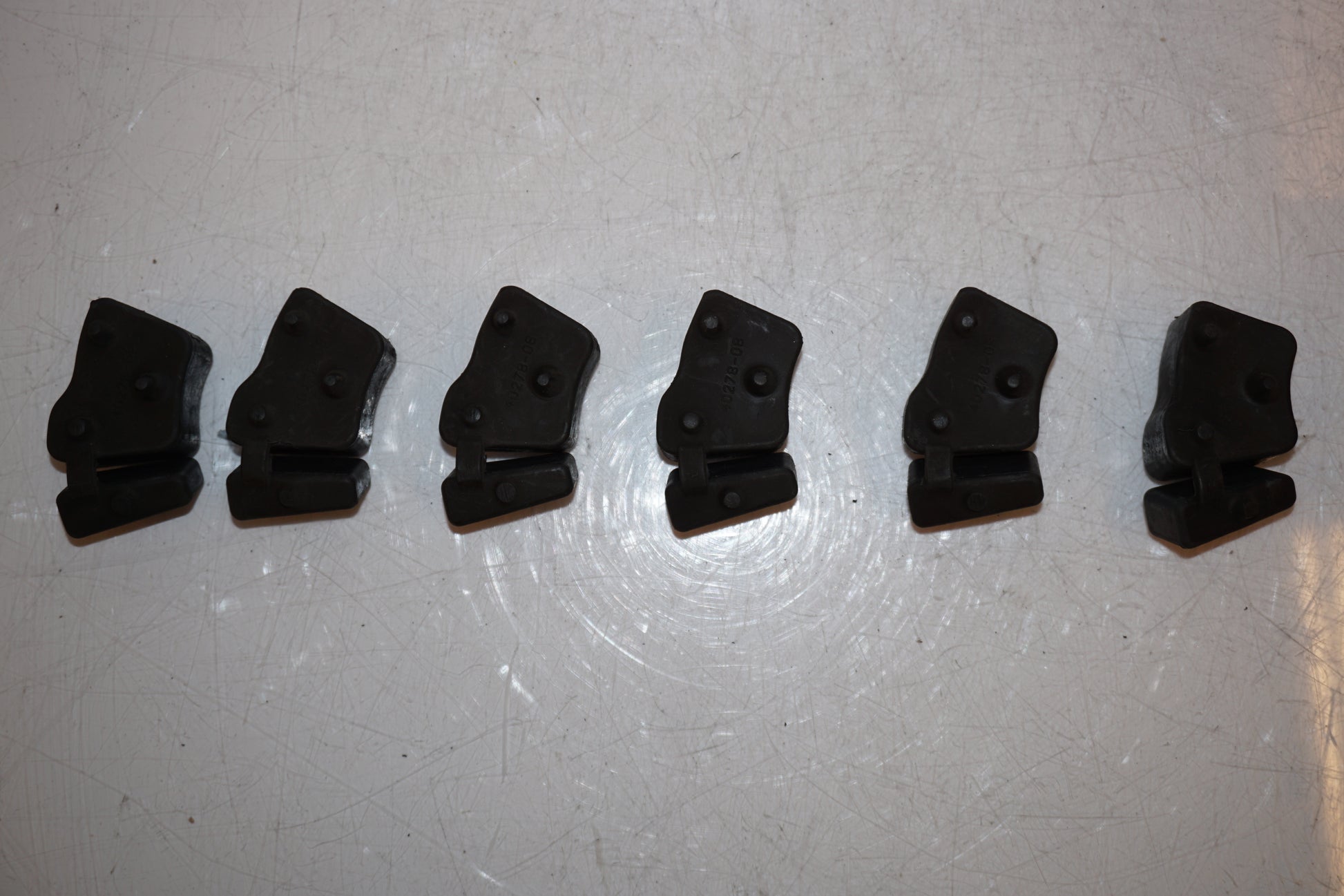 Framsidan på Ryckutjämnare från en H-D Touring Road King Classic FLHRCI -2008 motorcykel.