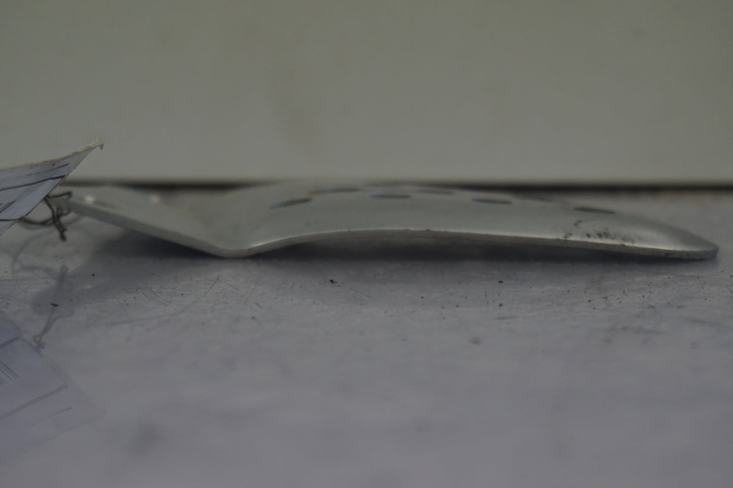 Baksidan på Fotpinnehälskydd från en Buell XB 12 -2006 motorcykel.