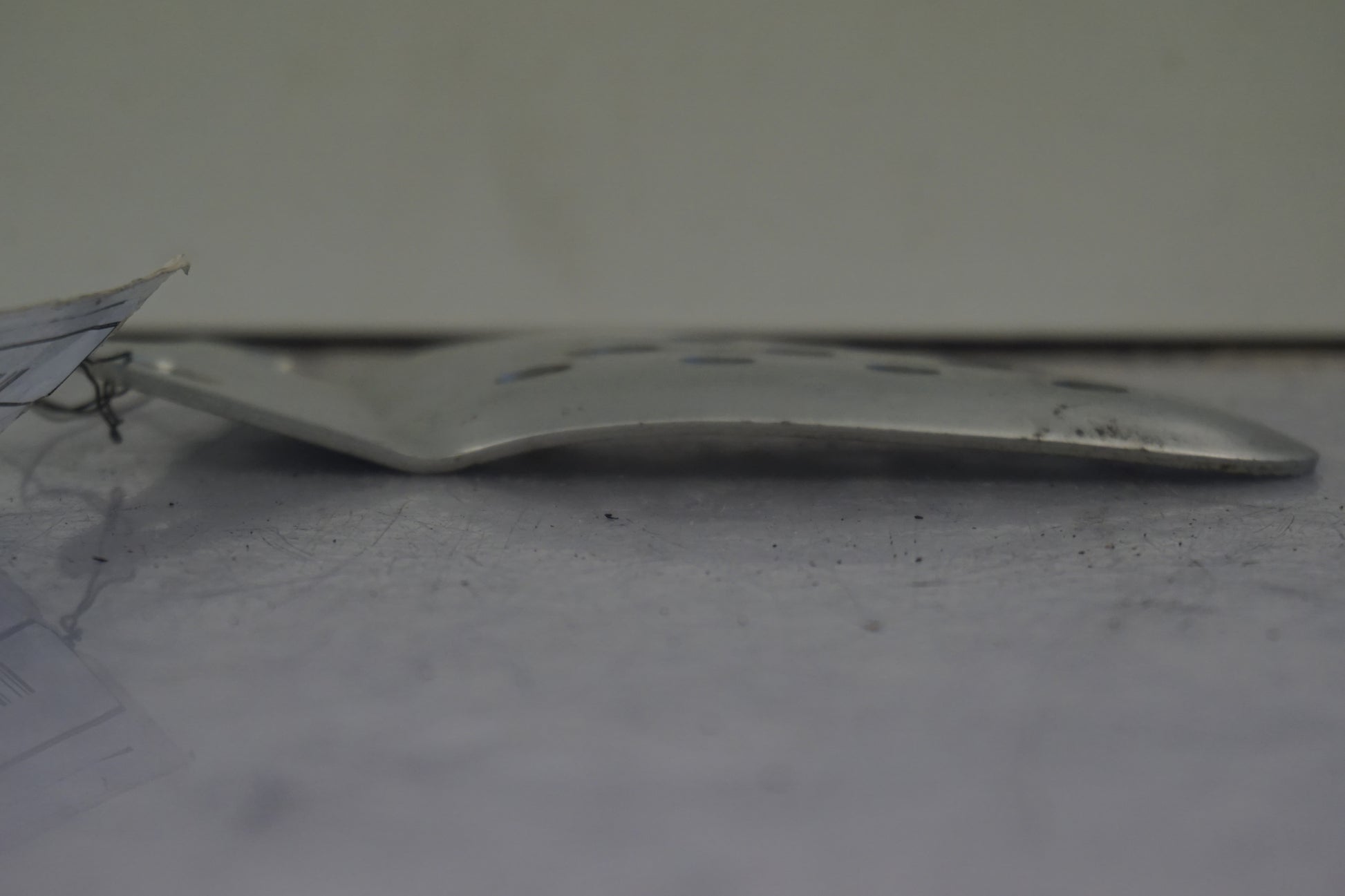 Baksidan på Fotpinnehälskydd från en Buell XB 12 -2006 motorcykel.