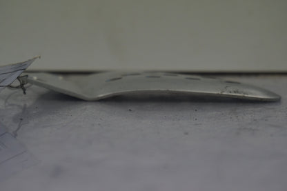 Baksidan på Fotpinnehälskydd från en Buell XB 12 -2006 motorcykel.