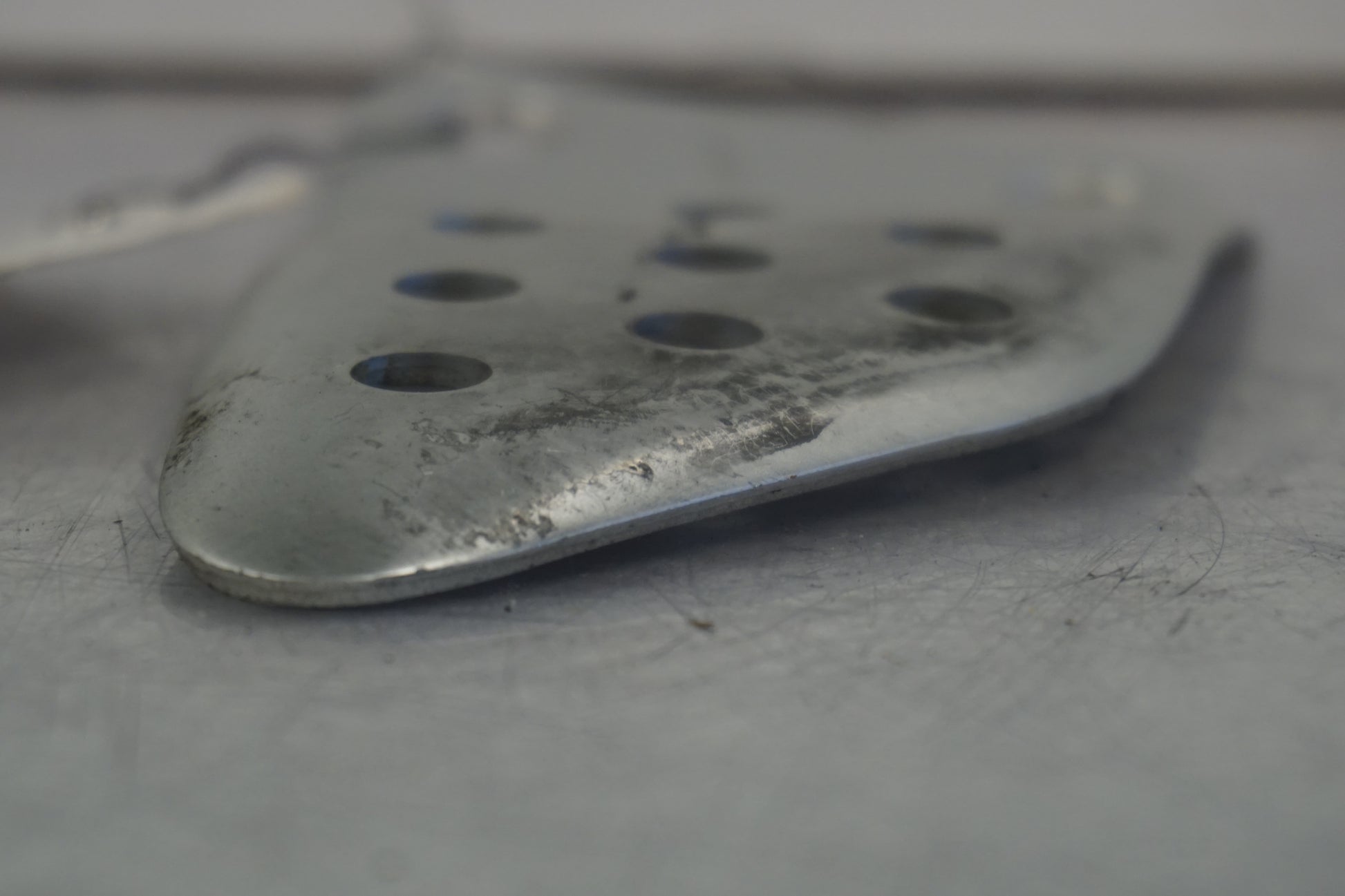 Höger sida på Fotpinnehälskydd från en Buell XB 12 -2006 motorcykel.