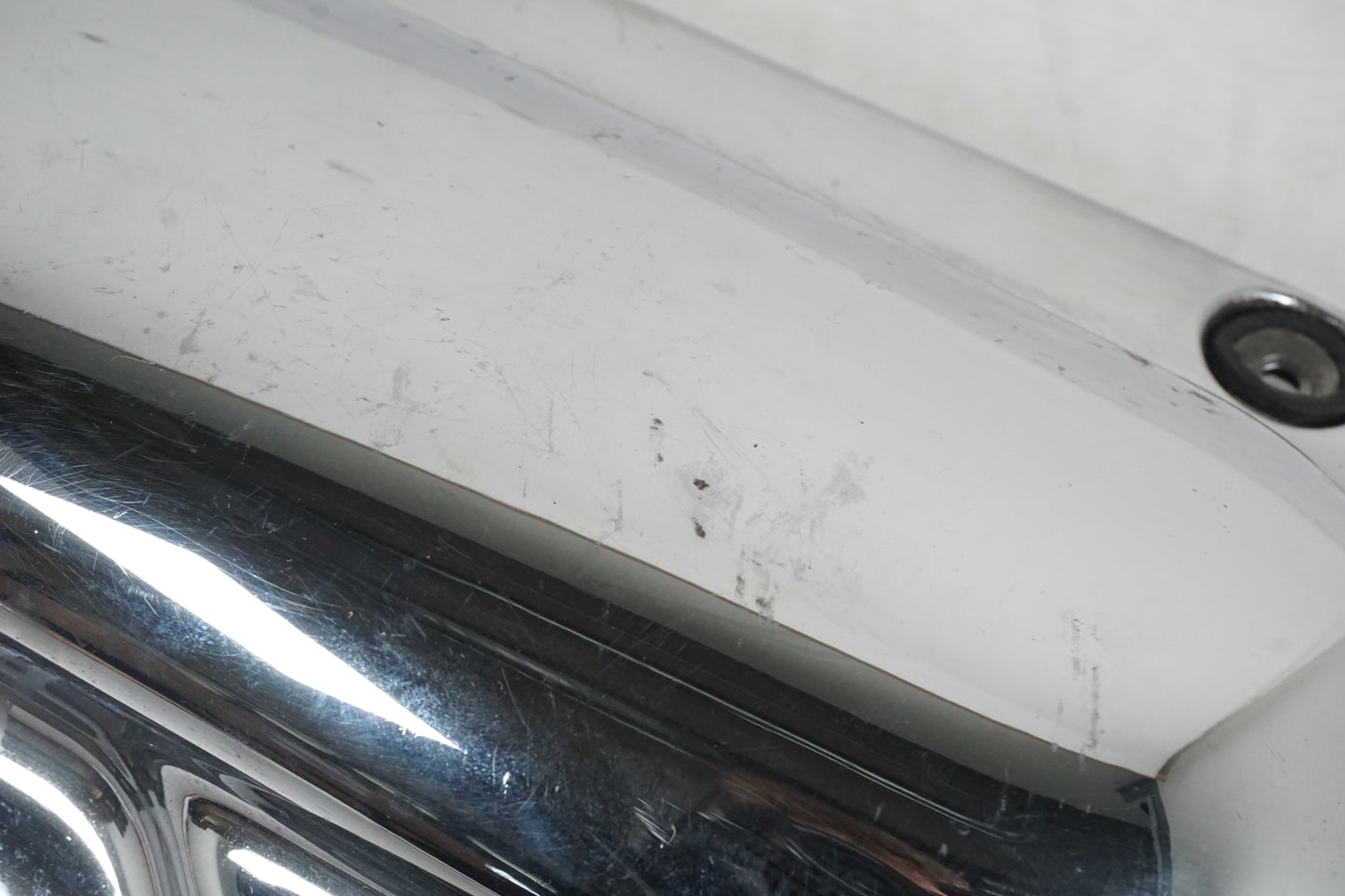 Snett uppifrån på Motorkåpa från en Yamaha XVS 1100 -2000 motorcykel.