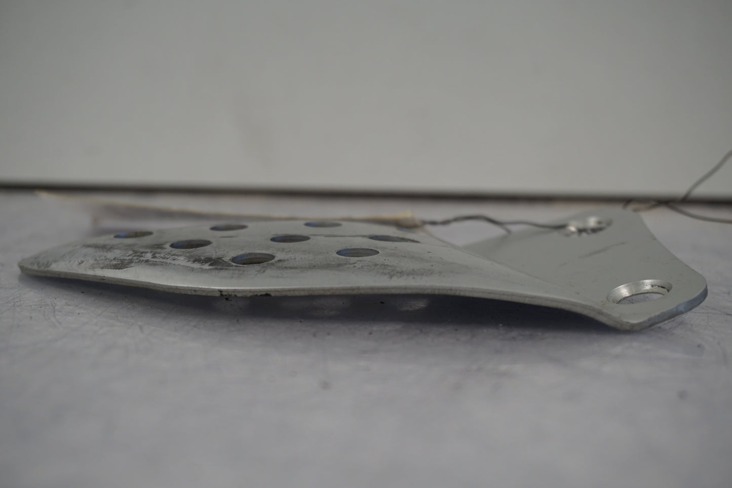 Vänster sida på Fotpinnehälskydd från en Buell XB 12 -2006 motorcykel.