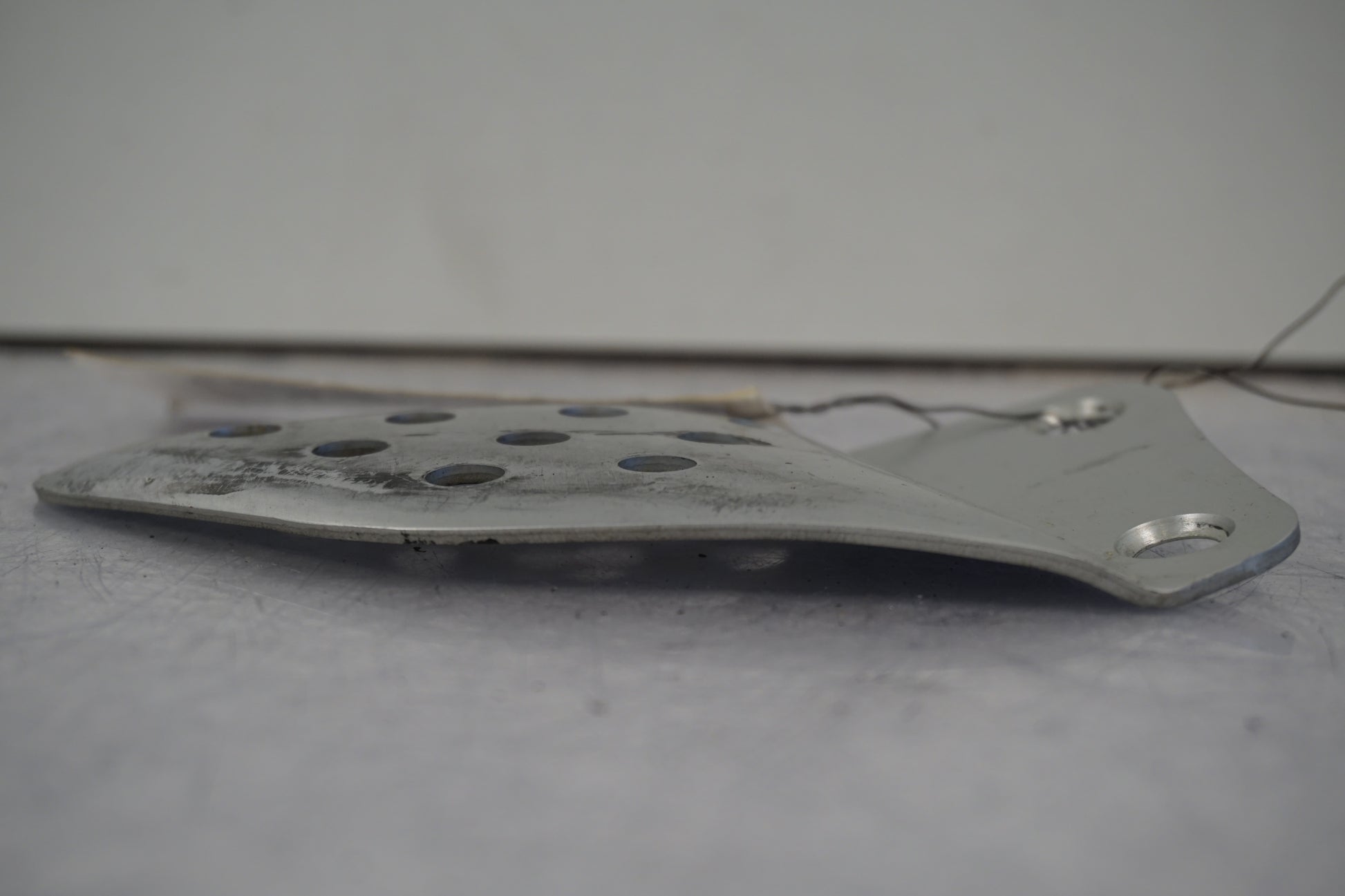 Vänster sida på Fotpinnehälskydd från en Buell XB 12 -2006 motorcykel.