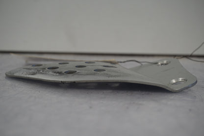 Vänster sida på Fotpinnehälskydd från en Buell XB 12 -2006 motorcykel.