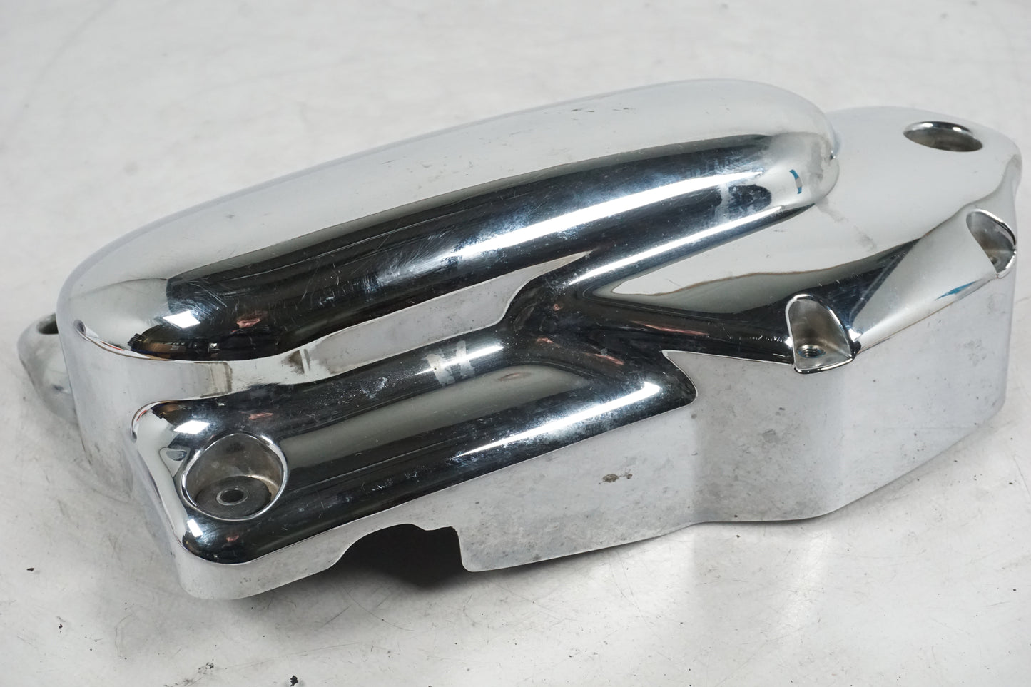 Snett nerifrån på Motorkåpa från en Yamaha XVS 1100 -2000 motorcykel.