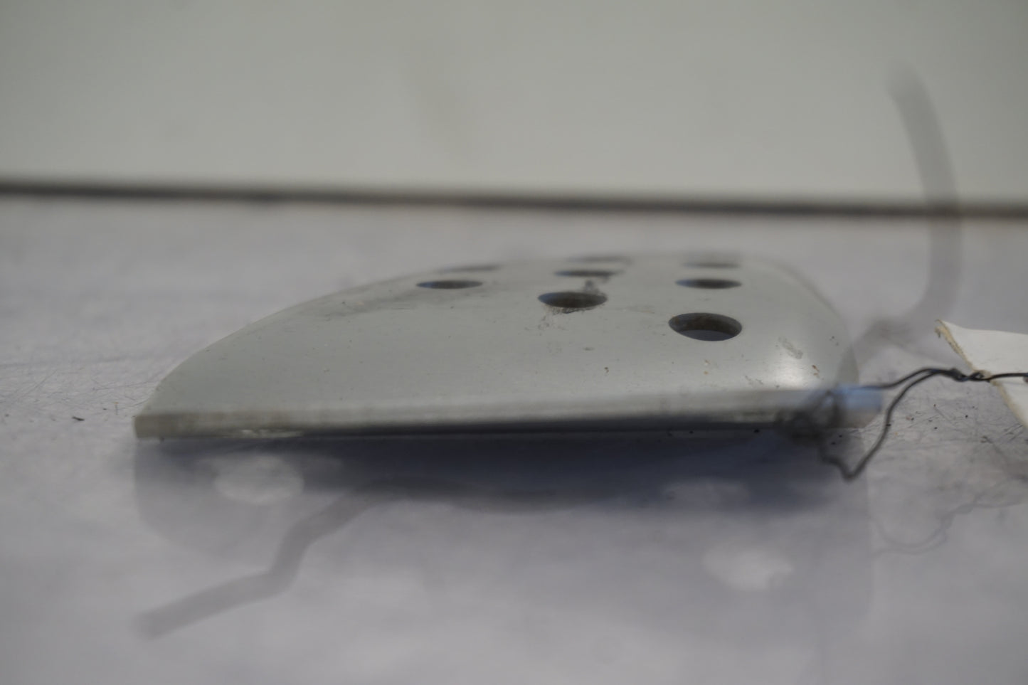 Snett uppifrån på Fotpinnehälskydd från en Buell XB 12 -2006 motorcykel.