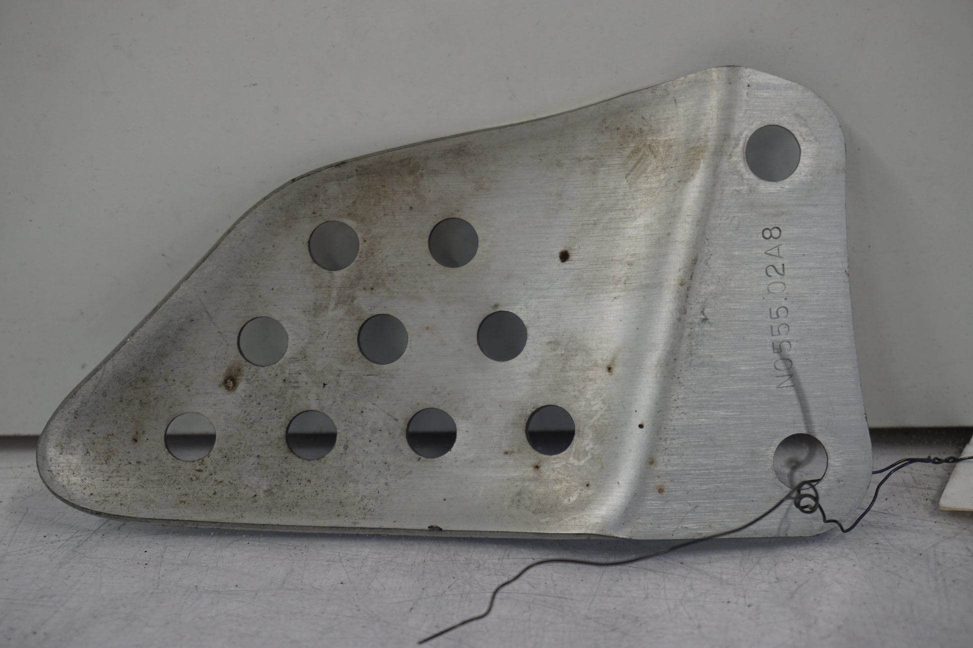 Snett nerifrån på Fotpinnehälskydd från en Buell XB 12 -2006 motorcykel.