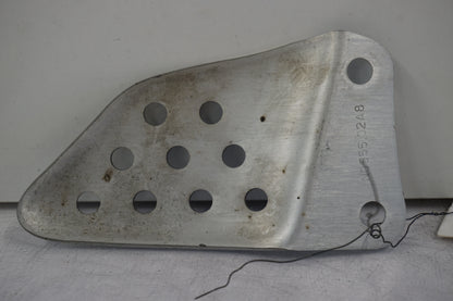 Snett nerifrån på Fotpinnehälskydd från en Buell XB 12 -2006 motorcykel.