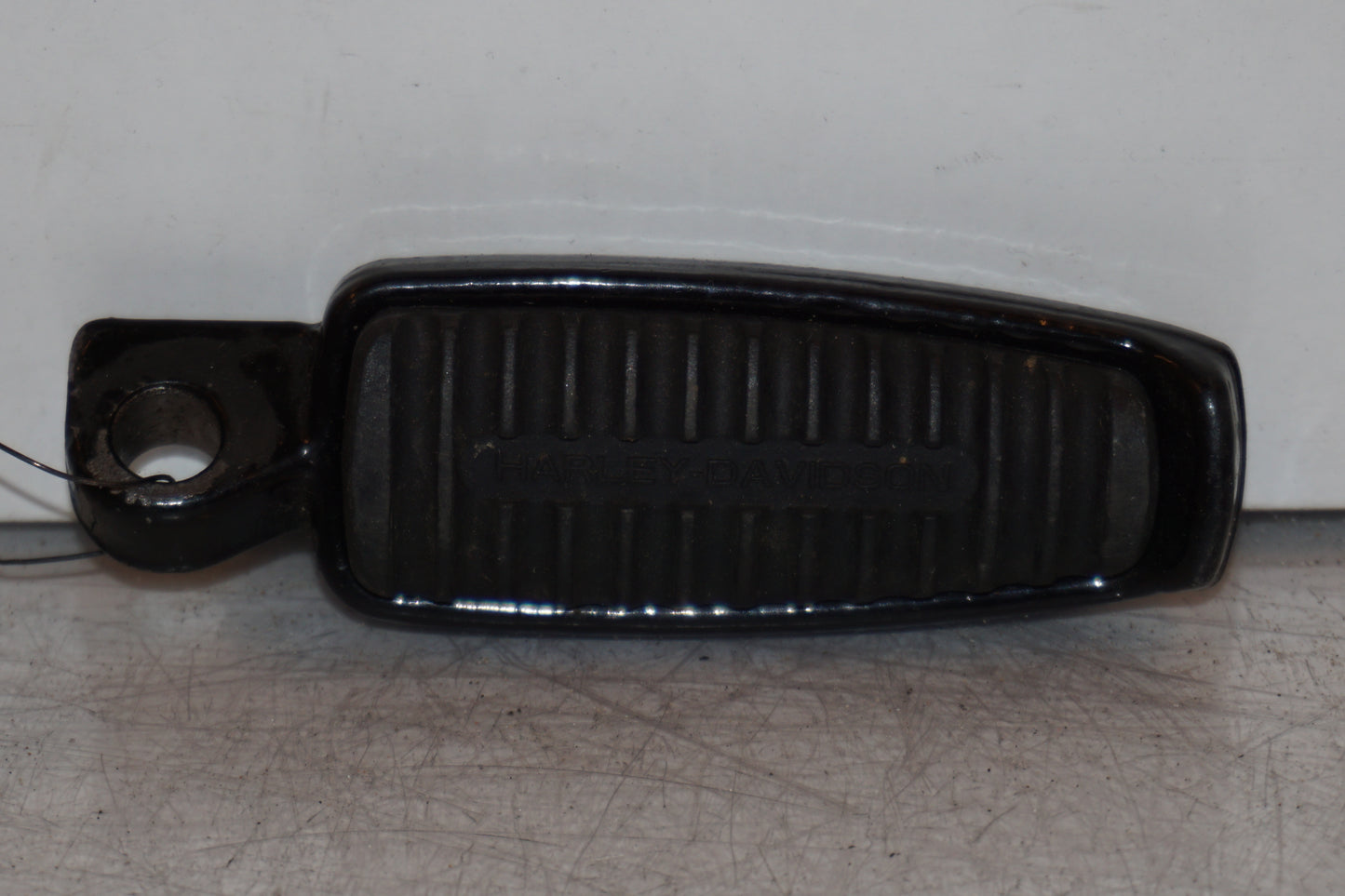 Framsidan på Fotpinne från en H-D V-Rod 1130 -2006 motorcykel.