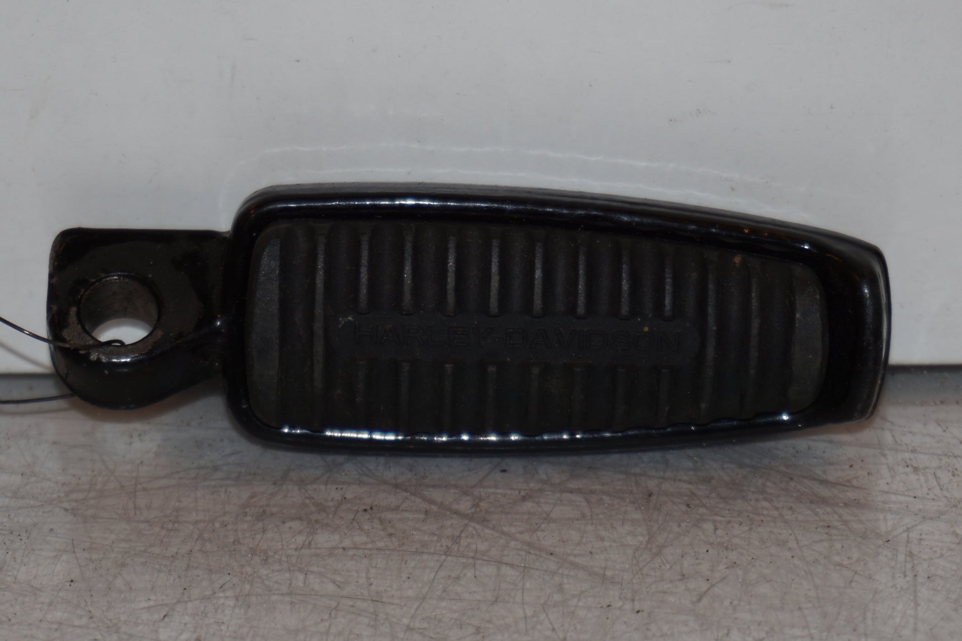 Framsidan på Fotpinne från en H-D V-Rod 1130 -2006 motorcykel.