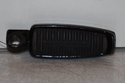 Framsidan på Fotpinne från en H-D V-Rod 1130 -2006 motorcykel.