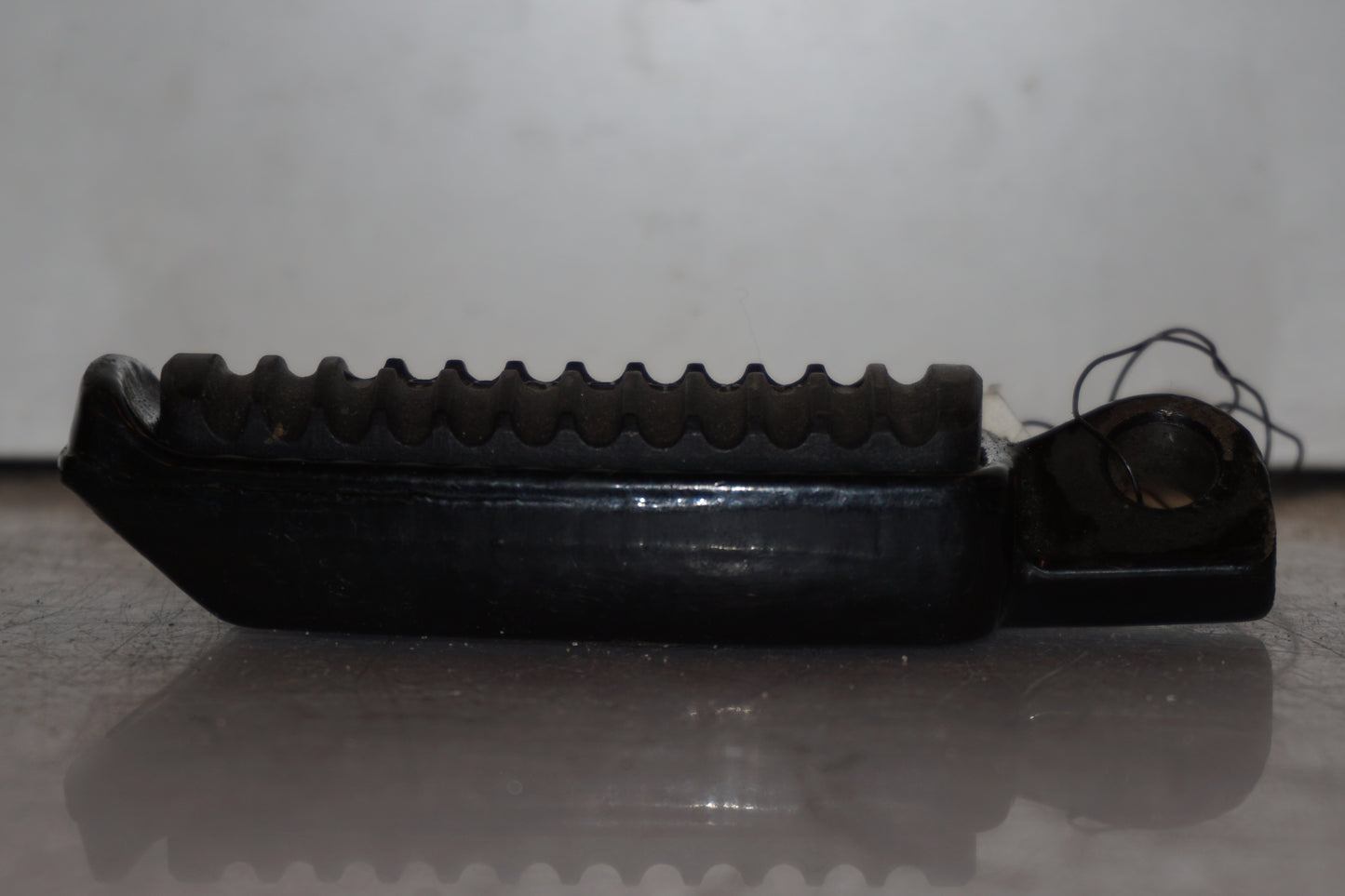 Vänster sida på Fotpinne från en H-D V-Rod 1130 -2006 motorcykel.